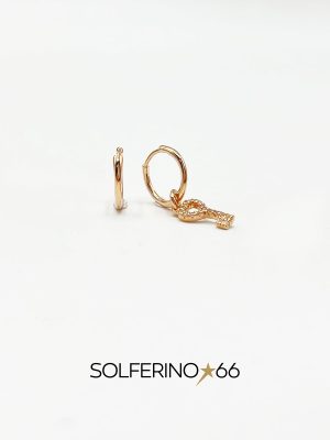 ORECCHINI A SEMICERCHIO CON CHIAVE PENDENTE